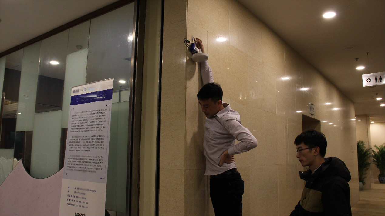 云酷科技人員調(diào)試產(chǎn)品.jpg 云酷科技人員調(diào)試產(chǎn)品.jpg